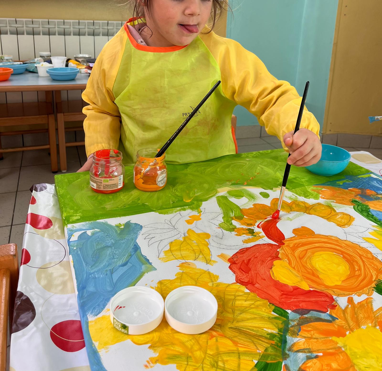 Bambini impegnati in attività artistiche