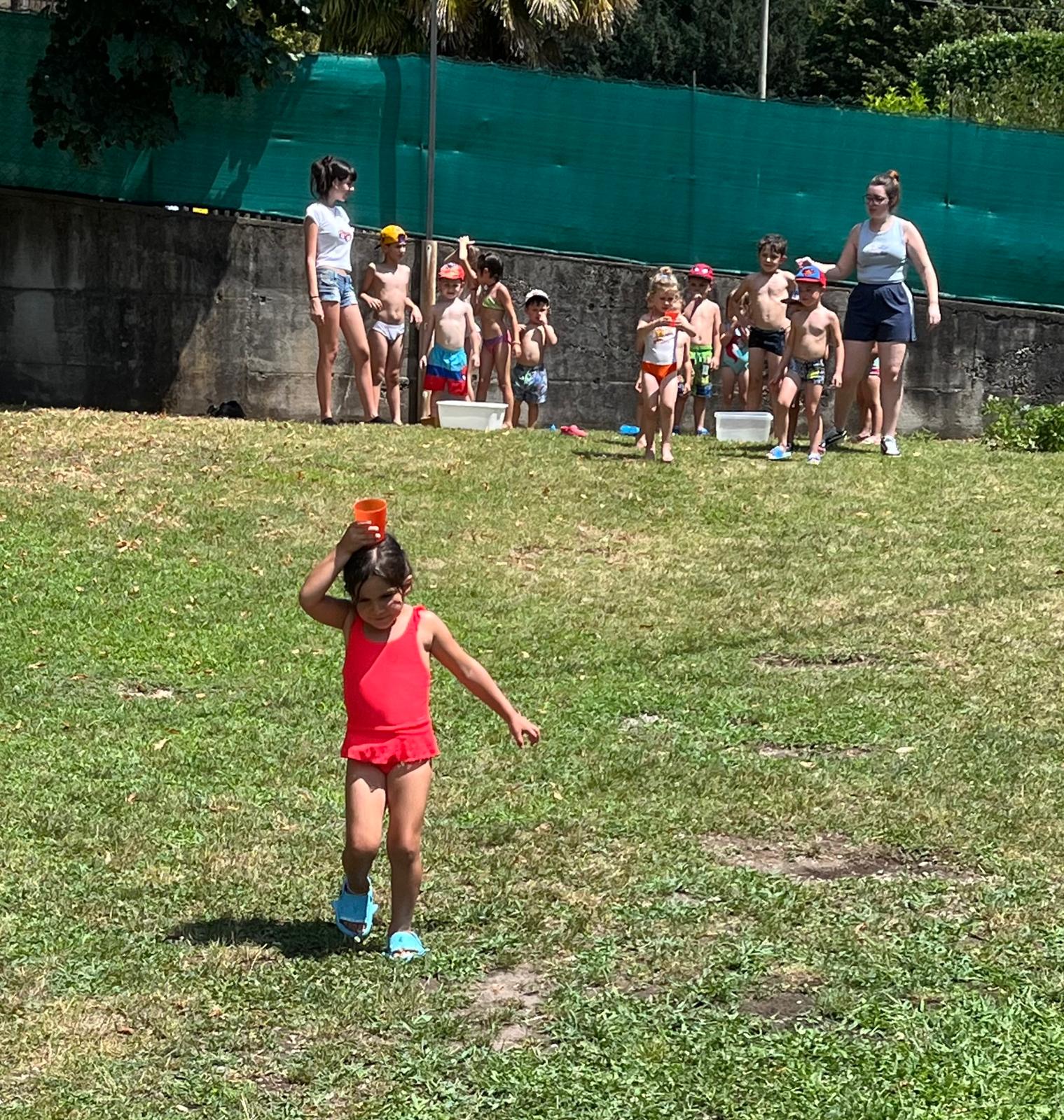 Bambini che giocano all'aperto nel giardino