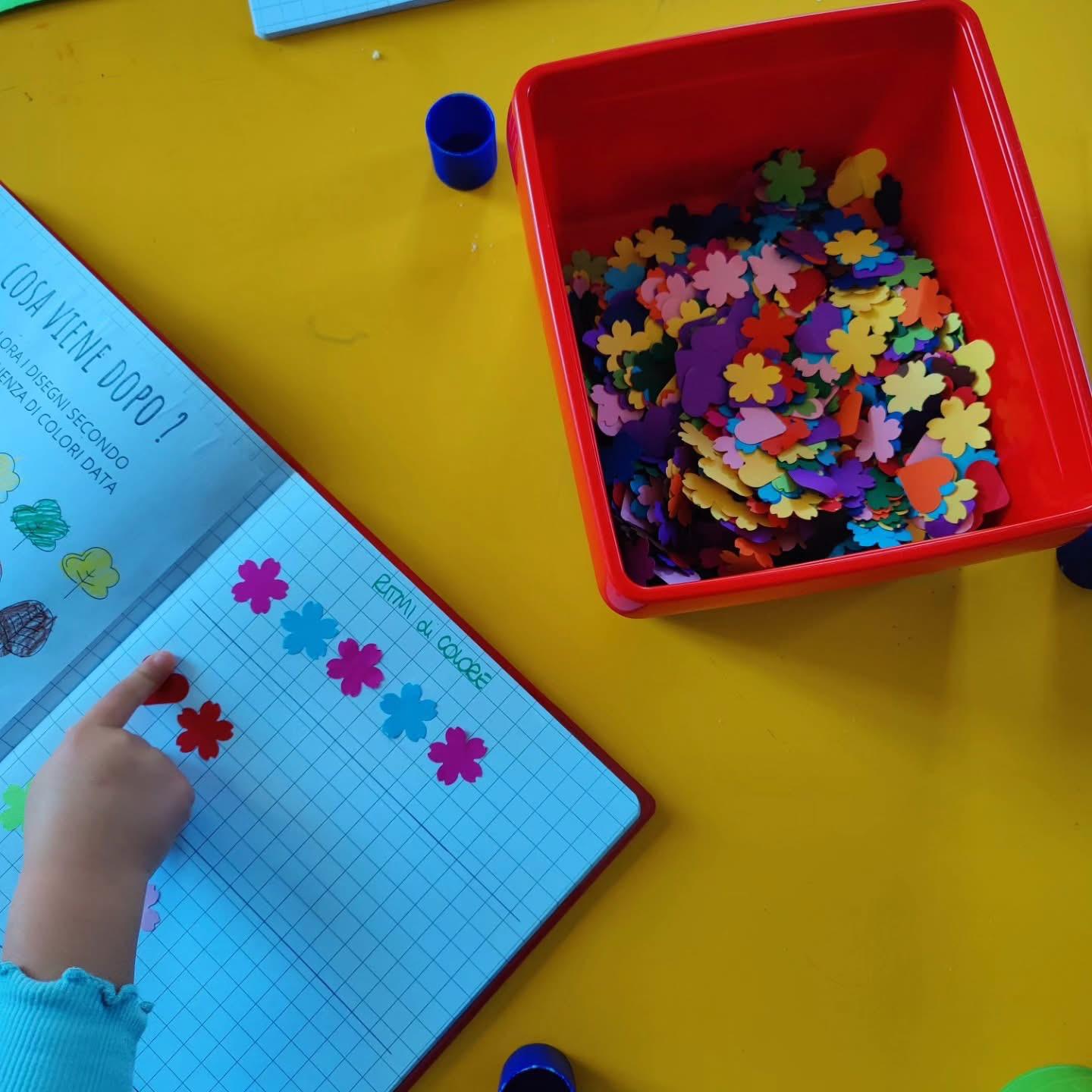 Bambini che imparano i prerequisiti per la scuola primaria