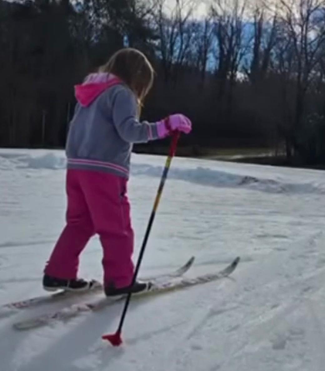 Bambini che imparano a sciare